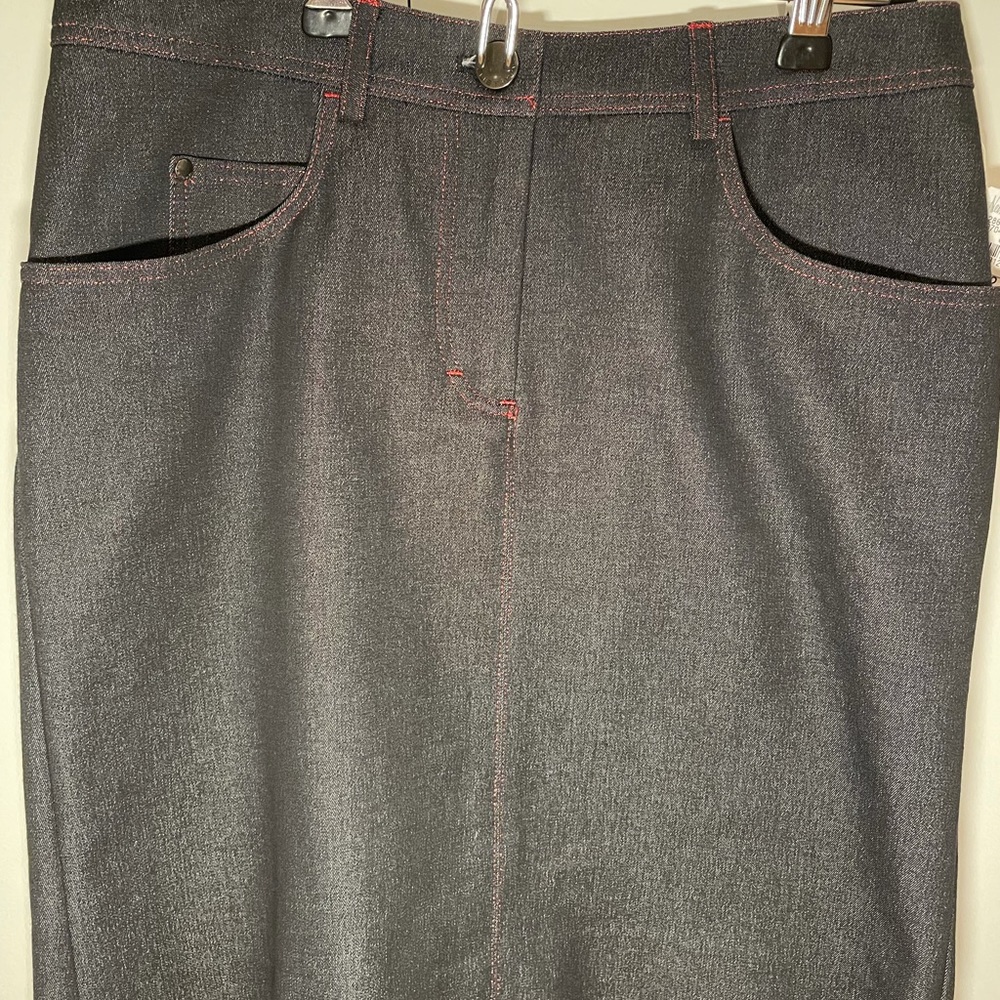 🆕 Elie Tahari Gray Skirt with Metallic Red Trim - Picture 2 of 6